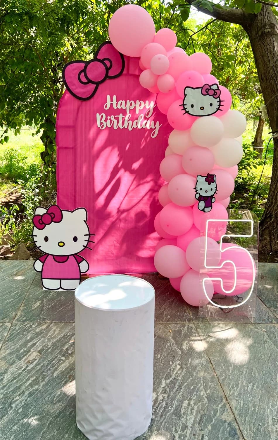 بادکنک آرایی تم هلو کیتی با ریسه صورتی و سفید، بکگراند صورتی Happy Birthday، استند هلو کیتی و عدد ۵ نئونی